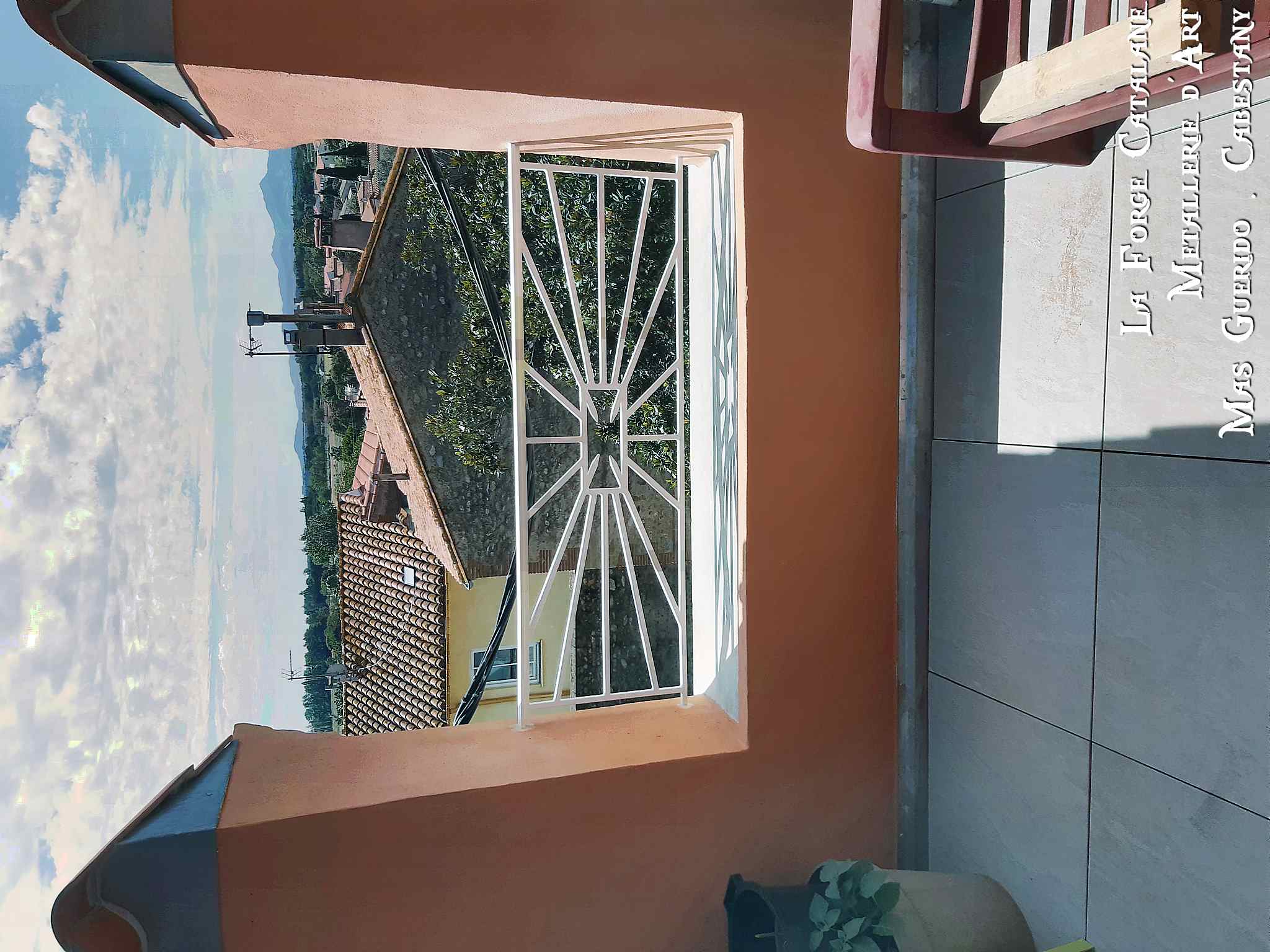 garde corps forger avec motif croix central forge catalane.jpg